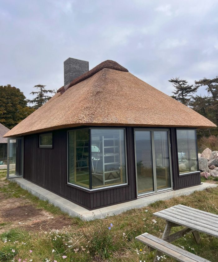 Stråtækt sommerhus renoveret på Møn