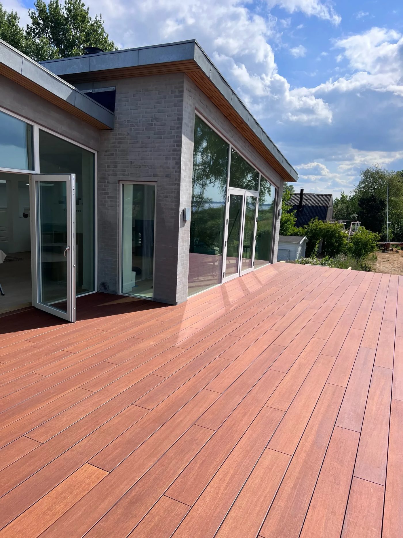 Stor træterrasse med vinduesparti på sommerhus