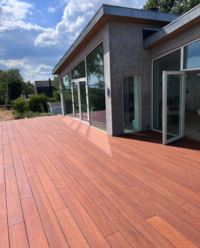 Træterrasse i orange træ ved sommerhus på Møn